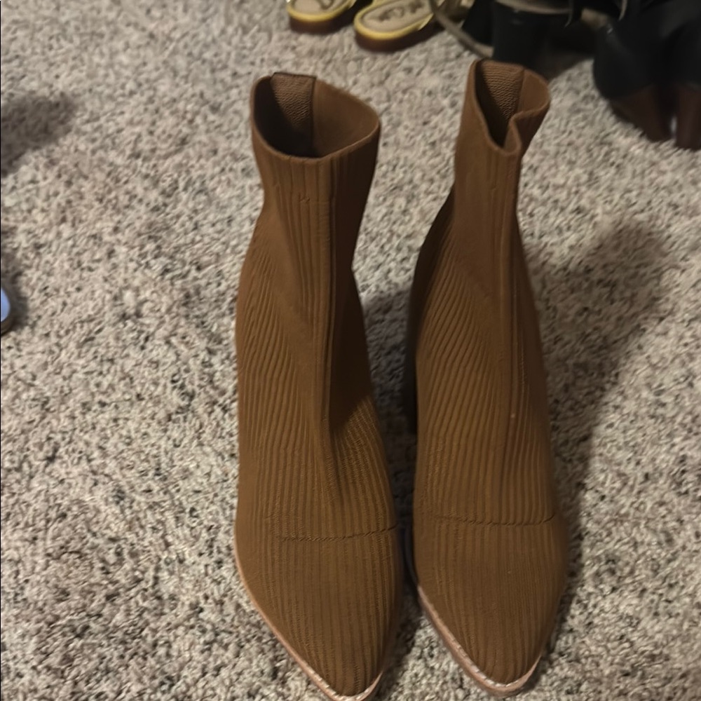 Brown Ankle Boots with Pointed Toe and Chunky Heel